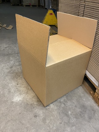 Pallet ca. 135 verzenddozen 46x46x40cm dubbelgolf, bruin