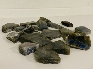 Ca. 20x Gepolijste stukjes Labradoriet, divers
