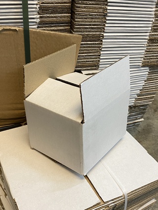Ca. 2500x Verzenddoosjes 132x119x96mm, wit