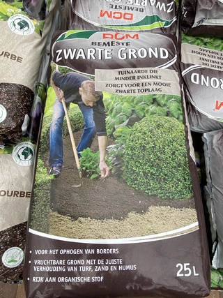Ca. 51x Zakken bemeste zwarte grond tuinaarde