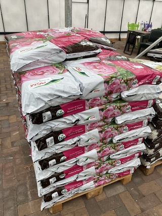 Ca. 30x Zakken rozen en bloemen potgrond