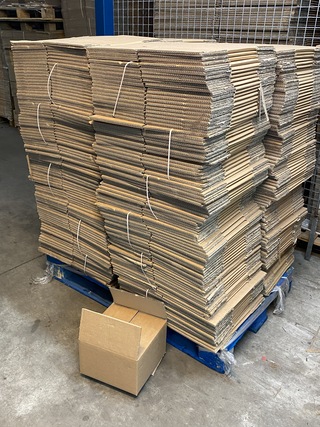 Ca. 360x Verzenddozen 26x26x18cm dubbelgolf, bruin