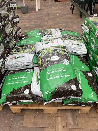 Ca. 17x Zakken zaaien en stekken potgrond