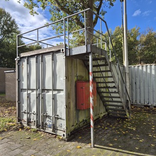 Stalen oefencontainer met bordestrap en leuning