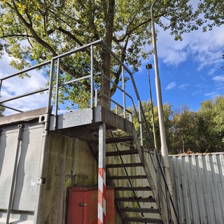 Stalen oefencontainer met bordestrap en leuning