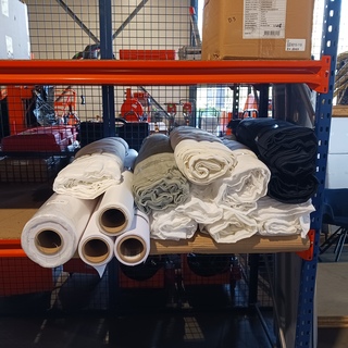 Ca. 17x Rol decoratie- en evenementenstof - assorti