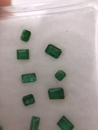 Ca. 13x Kleine smaragden, Edelsteen, Groen