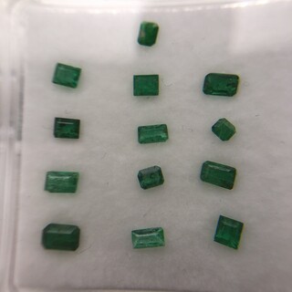 Ca. 13x Kleine smaragden, Edelsteen, Groen