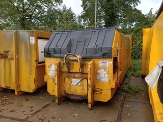 Perscontainer voorzien van haakarm Kiggen