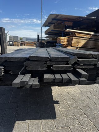 47 stuks plus een aantal afwerklatten Blokhut profiel | zwart gespoten