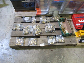 Pallet met installatie koppelingen Bonfix