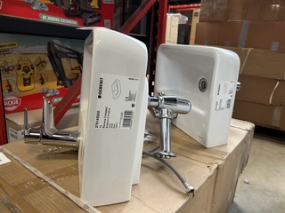 2x Wastafel met kraan, 1x douchebak w.o. Geberit