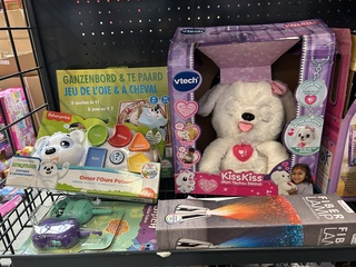 5x Inhoud stellingvak met A-merk speelgoed w.o. Vtech, furReal, Fisher