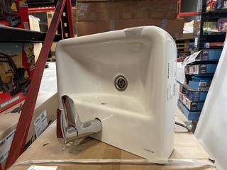 2x Wastafel met kraan, 1x douchebak w.o. Geberit