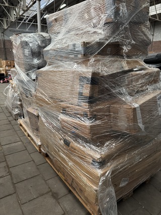 3x  Mix pallet retouren w.o. make-up tafels, wasmanden en stellingkast