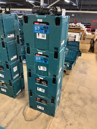 4x Bouwgereedschap, 1x 18V accu, 1x lader, M-boxen Makita, 2x DHS630ZJ