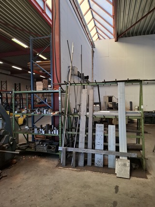 Partij metalen profielen in 2x stelling en stelling