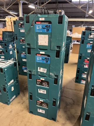 4x Bouwgereedschap, 1x 18V accu, 1x lader, M-boxen Makita, 2x DHS630ZJ