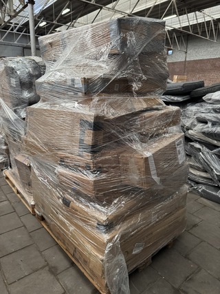 3x  Mix pallet retouren w.o. make-up tafels, wasmanden en stellingkast