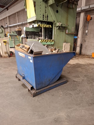 Heftruck kiepbak met partij oud ijzer