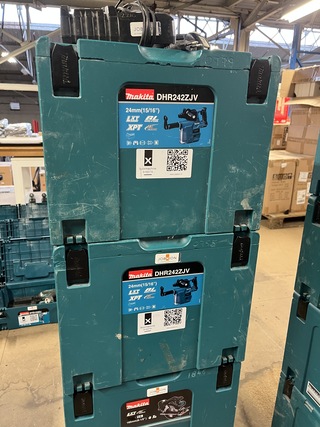 4x Bouwgereedschap, 1x 18V accu, 1x lader, M-boxen Makita, 2x DHS630ZJ