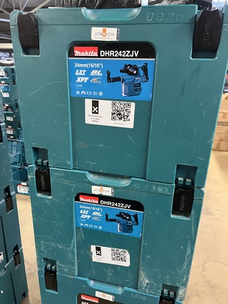 4x Bouwgereedschap, 1x 18V accu, 1x lader, M-boxen Makita, 2x DHS630ZJ