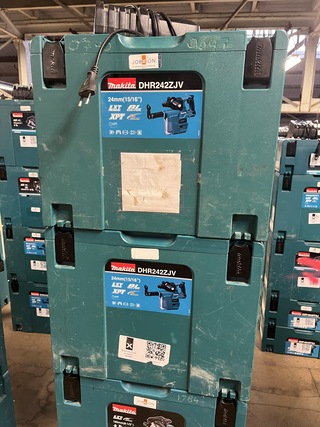 4x Bouwgereedschap, 1x 18V accu, 1x lader, M-boxen Makita, 2x DHS630ZJ