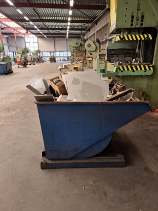 Heftruck kiepbak met partij oud ijzer