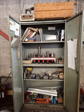 Werkplaatskast met freeskoppen en toebehoren