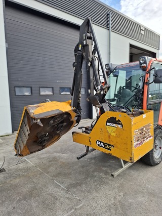 Maaiarm met hedge cutter, McConnel, 2013