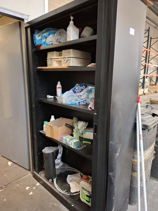 Lameldeurkast met inhoud