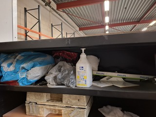 Lameldeurkast met inhoud