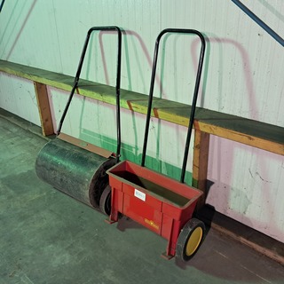 Gazonwals met strooiwagen