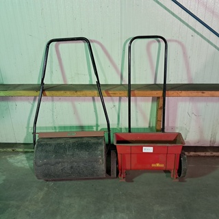 Gazonwals met strooiwagen