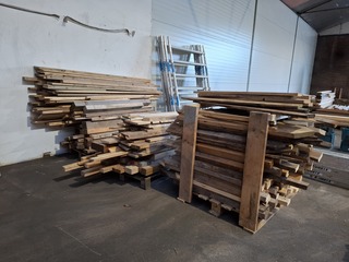 Partij houten balken en planken