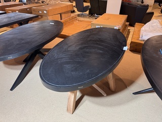 Eettafel, zwart hardhout, houten spinpoot