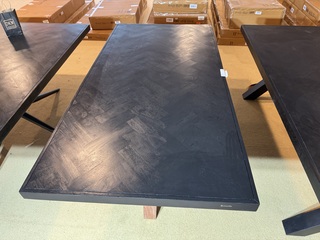 Eettafel, zwart hardhout, houten onderstel