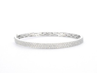 Witgouden vaste armband met briljant geslepen diamant