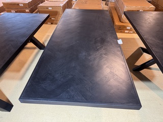 Eettafel, zwart hardhout, houten poten