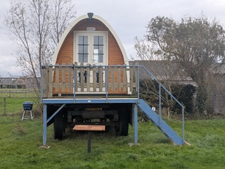 Campingpod “De Narcis” op aanhanger met trap