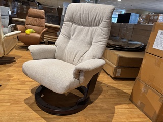 Relaxfauteuil. Beige stof, manueel verstelbaar, zwarte poot