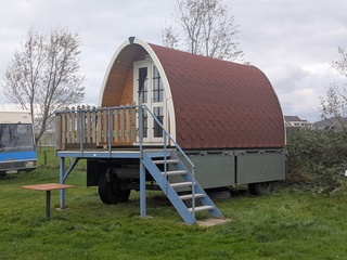 Campingpod “De Narcis” op aanhanger met trap