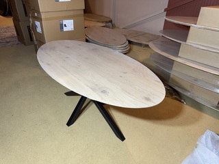 eettafel, ovaal, naturel massief hout, zwart metalen spinpoot