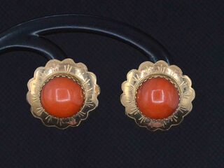 Gouden oorbellen met bloedkoraal