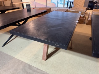 Eettafel, zwart hardhout, houten onderstel