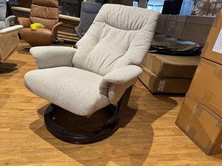 Relaxfauteuil. Beige stof, manueel verstelbaar, zwarte poot