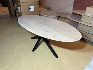 Eettafel, ovaal, naturel eikenhout, zwart metalen spinpoot