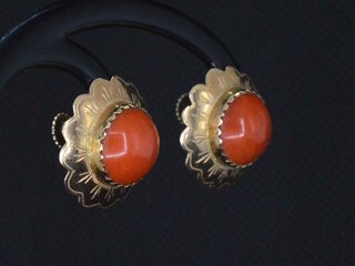 Gouden oorbellen met bloedkoraal