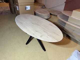 Eettafel, ovaal, naturel eikenhout, zwart metalen spinpoot