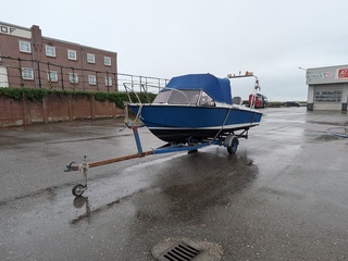Polyerster boot met trailer